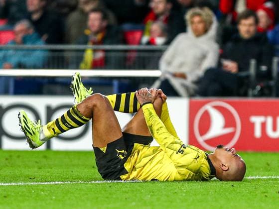 Donyell Malen (Borussia Dortmund BVB, 21) liegt schmerzverzerrt am Boden, NLD, PSV Eindhoven vs. Borussia Dortmund BVB, UEFA Champions League 2023 24 - Achtefinale, Hinspiel, 20.02.2024, NLD, PSV Eindhoven vs. Borussia Dortmund BVB, UEFA Champions League 2023 24 - Achtefinale, Hinspiel, 20.02.2024, Foto: Eibner-Pressefoto Gabriel Boia EIndhoven Copyright: xEibner-Pressefoto GabrielxBoiax EP_EER