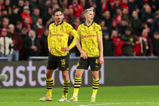 Mats Hummels (Borussia Dortmund) und Nico Schlotterbeck (Borussia Dortmund) schauen enttaeuscht, UEFA Champions League 2023 2024 - Round of 16 - 1st leg, PSV Eindhoven vs Borussia Dortmund, PSV Stadion, 20.02.2024, Eindhoven, Netherlands.