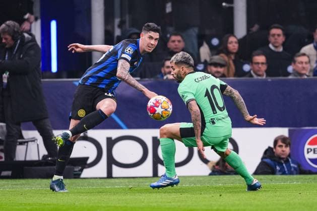 MILAN, ITALY - FEBRUARY 20: Alessandro Bastoni of Inter Milan (L) against Angel Correa of Atletico de Madrid (R) during the UEFA Champions League 2023 24 round of 16 first leg match between FC Internazionale and AtlÃ tico Madrid at Stadio Giuseppe Meazza on February 20, 2024 in Milan, Italy. Copyright: xJustPictures.ch JarixPestelaccix jp-en-EuSpIm-JPH00562-20240220