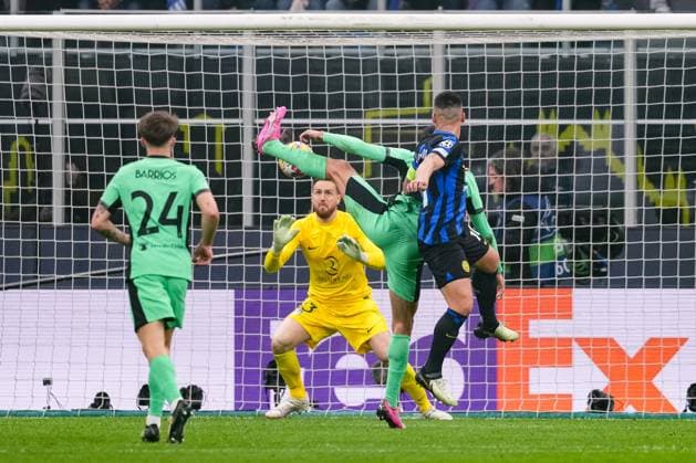 MILAN, ITALY - FEBRUARY 20: goalkeeper Jan Oblak of Atletico de Madrid (C) against Lautaro Martinez of Inter (R) during the UEFA Champions League 2023 24 round of 16 first leg match between FC Internazionale and AtlÃ tico Madrid at Stadio Giuseppe Meazza on February 20, 2024 in Milan, Italy. Copyright: xJustPictures.ch JarixPestelaccix jp-en-EuSpIm-JPH00307-20240220