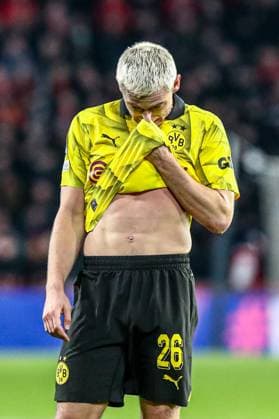 Julian Ryerson (Borussia Dortmund BVB, 26) unzufrieden, enttäuscht enttaeuscht nach dem Spiel, NLD, PSV Eindhoven vs. Borussia Dortmund BVB, UEFA Champions League 2023 24 - Achtefinale, Hinspiel, 20.02.2024, NLD, PSV Eindhoven vs. Borussia Dortmund BVB, UEFA Champions League 2023 24 - Achtefinale, Hinspiel, 20.02.2024, Foto: Eibner-Pressefoto Gabriel Boia EIndhoven Copyright: xEibner-Pressefoto GabrielxBoiax EP_EER