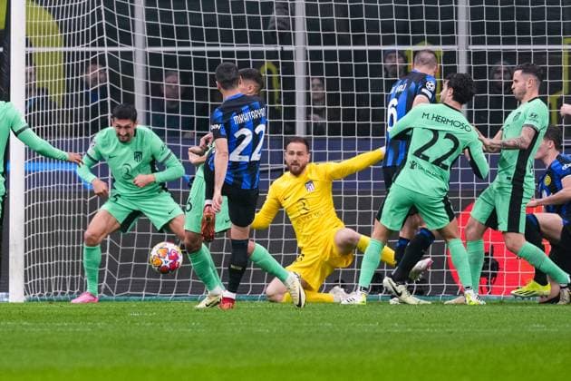 MILAN, ITALY - FEBRUARY 20: goalkeeper Jan Oblak of Atletico de Madrid in action during the UEFA Champions League 2023 24 round of 16 first leg match between FC Internazionale and AtlÃ tico Madrid at Stadio Giuseppe Meazza on February 20, 2024 in Milan, Italy. Milan Stadio Giuseppe Meazza Italy Copyright: xJustPictures.ch JarixPestelaccix jp-en-EuSpIm-JPH09476-20240220