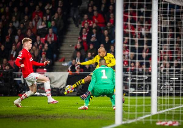 Eindhoven, Netherlands. 20th Feb 2024. Donyell Malen (BVB) scheitert an Torwart Walter Benitez (Eindhoven) und Jerdy Schouten (Eindhoven) PSV Eindhoven - Borussia Dortmund 20.02.2024