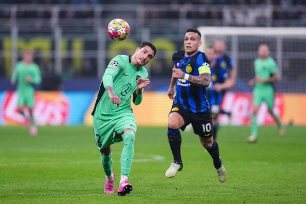 MILAN, ITALY - FEBRUARY 20: Jose Maria Gimenez of Atletico de Madrid (L) against Lautaro Martinez of Inter (R) during the UEFA Champions League 2023 24 round of 16 first leg match between FC Internazionale and AtlÃ tico Madrid at Stadio Giuseppe Meazza on February 20, 2024 in Milan, Italy. Copyright: xJustPictures.ch JarixPestelaccix jp-en-EuSpIm-JPH09150-20240220