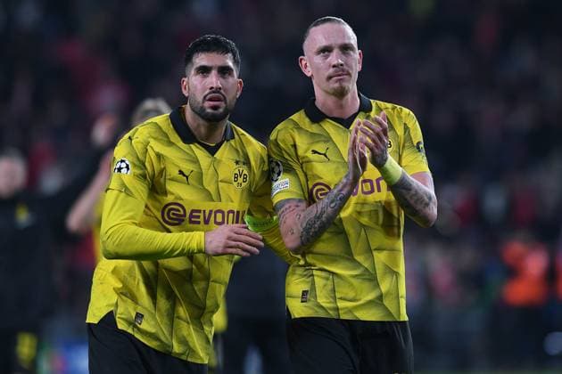 Fußball Champions League Achtelfinale PSV Eindhoven - Borussia Dortmund am 20.02.2024 im Philips Stadion in Eindhoven Emre Can ( Dortmund ), links - Marius Wolf ( Dortmund ), rechts