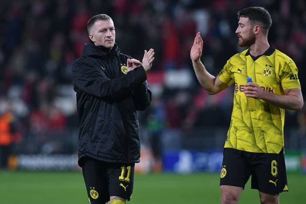 Fußball Champions League Achtelfinale PSV Eindhoven - Borussia Dortmund am 20.02.2024 im Philips Stadion in Eindhoven Marco Reus ( Dortmund ), links - Salih Özcan ( Dortmund ), rechts