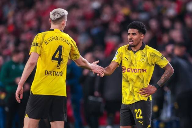20.02.2024, Fussball, Saison 2023 2024, UEFA Champions League, Achtelfinale, Runde 1, PSV Eindhoven - Borussia Dortmund, v. l. Nico Schlotterbeck (Borussia Dortmund), Ian Maatsen (Borussia Dortmund), Eindhoven Philips Stadion Nordbrabant Niederlande xRHR-FOTO DEx Copyright: DennisxEwert RHR-FOTOx RHR-FOTO DE