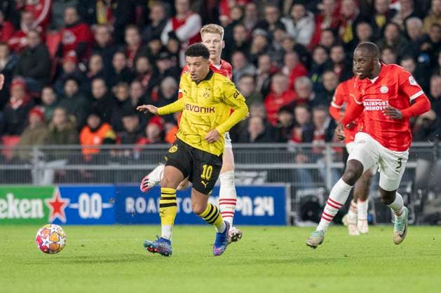Jadon Sancho (Borussia Dortmund 09, 10) wird von Jordan Teze (PSV Eindhoven, 03) verfolgt. Fussball: UEFA Champions League, Saison 2023 2024, Achtelfinale, Runde 1 von 2, PSV Eindhoven - Borussia Dortmund am 20.02.2024 im Phillips-Stadion in Eindhoven. Foto: Kirchner-Media TH Copyright: xKirchner-Media THx