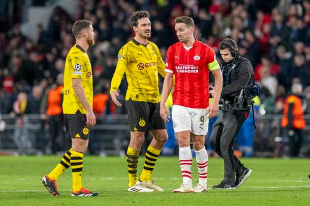 Mats Hummels (Borussia Dortmund 09, 15) und Luuk de Jong (PSV Eindhoven, 09) im Gespraech. Dabei Salih Oezcan (Borussia Dortmund 09, 06). Fussball: UEFA Champions League, Saison 2023 2024, Achtelfinale, Runde 1 von 2, PSV Eindhoven - Borussia Dortmund am 20.02.2024 im Phillips-Stadion in Eindhoven. Foto: Kirchner-Media TH Copyright: xKirchner-Media THx