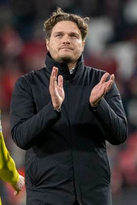 Edin Terzic (Borussia Dortmund 09, Trainer) bedankt sich bei den Fans. Fussball: UEFA Champions League, Saison 2023 2024, Achtelfinale, Runde 1 von 2, PSV Eindhoven - Borussia Dortmund am 20.02.2024 im Phillips-Stadion in Eindhoven. Foto: Kirchner-Media TH Copyright: xKirchner-Media THx