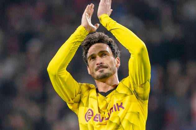 Mats Hummels (Borussia Dortmund 09, 15) bedankt sich bei den Fans. Fussball: UEFA Champions League, Saison 2023 2024, Achtelfinale, Runde 1 von 2, PSV Eindhoven - Borussia Dortmund am 20.02.2024 im Phillips-Stadion in Eindhoven. Foto: Kirchner-Media TH Copyright: xKirchner-Media THx