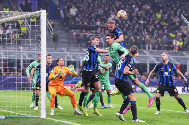 MILAN, ITALY - FEBRUARY 20: Davide Frattesi of Inter (R) fights for the ball with against Stefan Savic of Atletico de Madrid (C) during the UEFA Champions League 2023 24 round of 16 first leg match between FC Internazionale and AtlÃ tico Madrid at Stadio Giuseppe Meazza on February 20, 2024 in Milan, Italy. Milan Stadio Giuseppe Meazza Italy Copyright: xJustPictures.ch JarixPestelaccix jp-en-EuSpIm-JPH08490-20240220