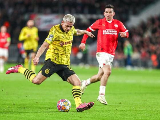 Julian Ryerson (Borussia Dortmund BVB, 26) am Ball, in Aktion, Einzelaktion, NLD, PSV Eindhoven vs. Borussia Dortmund BVB, UEFA Champions League 2023 24 - Achtefinale, Hinspiel, 20.02.2024, NLD, PSV Eindhoven vs. Borussia Dortmund BVB, UEFA Champions League 2023 24 - Achtefinale, Hinspiel, 20.02.2024, Foto: Eibner-Pressefoto Gabriel Boia EIndhoven Copyright: xEibner-Pressefoto GabrielxBoiax EP_EER