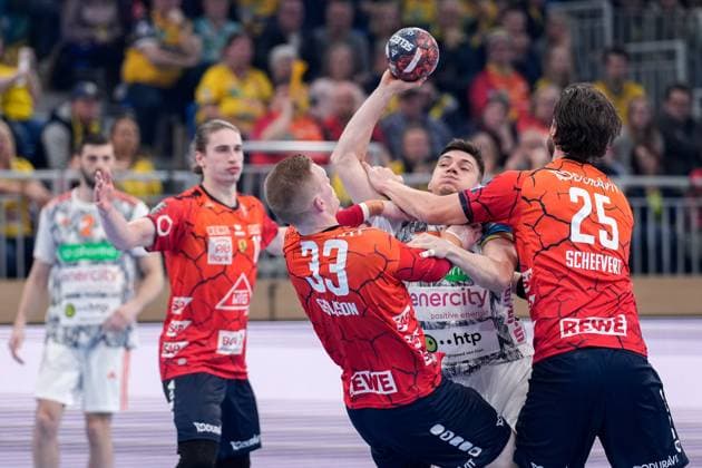 Sport Themen der Woche KW08 Sport Bilder des Tages v.li.: Ymir Örn Gislason (RNL, 33), Tilen Strmljan (Die Recken, 25), Olle Forsell Schefvert (RNL, 25), Zweikampf, Spielszene, Duell, duel, tackle, tackling, Dynamik, Action, Aktion, 20.02.2024, Heidelberg (Deutschland), Handball, EHF European League, Rhein-Neckar Löwen - TSV Hannover-Burgdorf *** from left Ymir Örn Gislason RNL, 33 , Tilen Strmljan Die Recken, 25 , Olle Forsell Schefvert RNL, 25 , duel, duel scene, duel, tackle, tackling, dynamics, action, action, 20 02 2024, Heidelberg Germany , Handball, EHF European League, Rhein Neckar Löwen TSV Hannover Burgdorf xozx