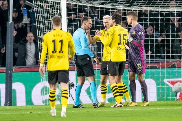 Die Dortmunder Spieler Nico Schlotterbeck (Borussia Dortmund 09, 04), Alexander Meyer (Borussia Dortmund 09, 33) und Mats Hummels (Borussia Dortmund 09, 15) bestuermen Schiedsrichter Srdjan Jovanovic seine Entscheidung zu ueberpruefen. Fussball: UEFA Champions League, Saison 2023 2024, Achtelfinale, Runde 1 von 2, PSV Eindhoven - Borussia Dortmund am 20.02.2024 im Phillips-Stadion in Eindhoven. Foto: Kirchner-Media TH Copyright: xKirchner-Media THx