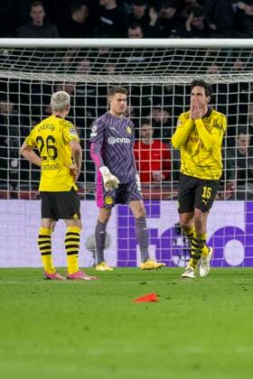 Mats Hummels (Borussia Dortmund 09, 15) schlaegt die Haende vor das Gesicht und kann es nicht glauben, dass fuer seine Graetsche es einen Elfmeterpfiff gab. Dabei Julian Ryerson (Borussia Dortmund, 26) und Alexander Meyer (Borussia Dortmund 09, 33). Fussball: UEFA Champions League, Saison 2023 2024, Achtelfinale, Runde 1 von 2, PSV Eindhoven - Borussia Dortmund am 20.02.2024 im Phillips-Stadion in Eindhoven. Foto: Kirchner-Media TH Copyright: xKirchner-Media THx