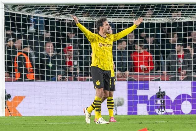 Mats Hummels (Borussia Dortmund 09, 15), mit ausgebreiteten und erhobenen Armen, kann die Entscheidung von Schiedsrichter Srdjan Jovanovic absolut nicht verstehen und zeigt es deutlich. Fussball: UEFA Champions League, Saison 2023 2024, Achtelfinale, Runde 1 von 2, PSV Eindhoven - Borussia Dortmund am 20.02.2024 im Phillips-Stadion in Eindhoven. Foto: Kirchner-Media TH Copyright: xKirchner-Media THx