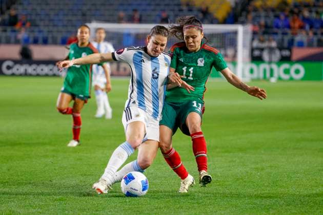 February 20, 2024, Los Angeles, California, USA: Argentina s ALDANA COMETTI 6 and MexicoÃ¢â‚¬â ¢s JACQUELINE OVALLE 11 vie for the ball during a 2024 Concacaf Women Gold Cup soccer game in Carson, California on Tuesday, February 20, 2024. Los Angeles USA - ZUMAc68_ 20240220_zaf_c68_004 Copyright: xRingoxChiux