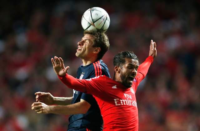 Onderwerp Subject: SL Benfica - FC Bayern Munchen - Champions League Reklame: Club Team Country: Seizoen Season: 2015 2016 FOTO PHOTO: Mehdi CARCELA GONZALEZ (R) of SL Benfica in duel with Thomas MULLER (L) of FC Bayern Munchen. (Photo by PICS UNITED) LISBON PORTUGAL Content not available for redistribution in The Netherlands directly or indirectly through any third parties. Copyright: xBSRxAgencyx 16190413652128