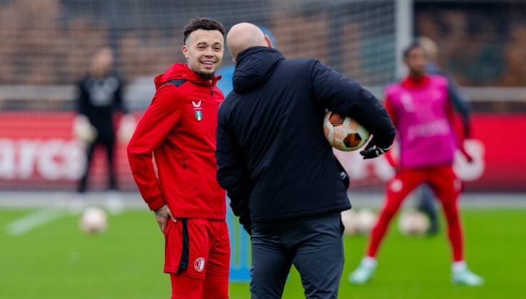ROTTERDAM - Quilindschy Hartman (L) and Arne Slot during a training at Feyenoord. AS Roma and Feyenoord meet in Rome for a Europa League match. ANP MARCO DE SWART xVIxANPxSportx xxANPxIVx 491678583 originalFilename: 491678583.jpg