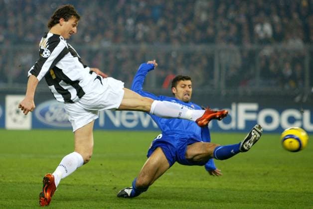 Onderwerp Subject: Juventus - Real Madrid (2-0) Champions League Reklame: Club Team Country: Juventus Real Madrid Seizoen Season: 2004 2005 FOTO PHOTO: Juventus Zlatan IBRAHIMOVIC (L) in duel with Real Madrid s Walter SAMUEL (R) TURIN ITA Content not available for redistribution in The Netherlands directly or indirectly through any third parties. Copyright: xBSRxAgencyx 05690309362C8028