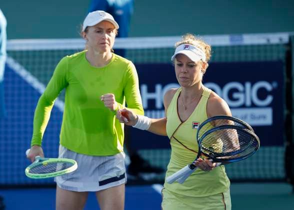 Sport Bilder des Tages Aliaksandra Sasnovich, Laura Siegemund, Damen Doppel, Dubai Duty Free Tennis Championships, Dubai, U.A.E. Tennis - Dubai Tennis Championships 2024 - WTA, Tennis Damen - Dubai Duty Free Tennis Stadium - Dubai - - United Arab Emirates - 21 February 2024. Copyright: xJuergenxHasenkopfx