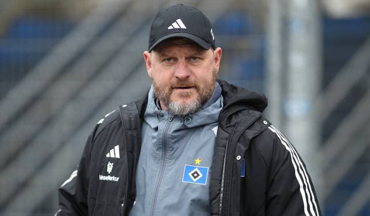 Vormittagstraining des Fußball-Zweitligisten Hamburger SV am Volksparkstadion. Trainer Steffen Baumgart. Stellingen Hamburg