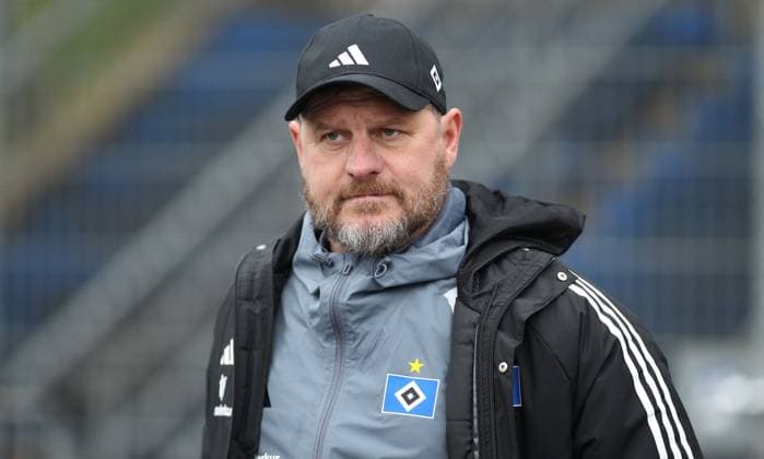 Sport Themen der Woche KW08 Sport Bilder des Tages Vormittagstraining des Fußball-Zweitligisten Hamburger SV am Volksparkstadion. Trainer Steffen Baumgart. Stellingen Hamburg *** Morning training session for second division soccer team Hamburger SV at Volksparkstadion Coach Steffen Baumgart Stellingen Hamburg