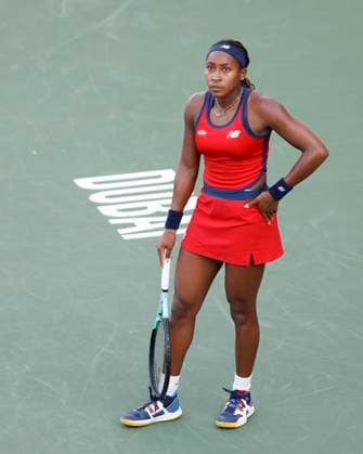 Coco Gauff schaut auf den Stadion Monitor, Dubai Duty Free Tennis Championships, Dubai, U.A.E. Tennis - Dubai Tennis Championships 2024 - WTA, Tennis Damen - Dubai Duty Free Tennis Stadium - Dubai - - United Arab Emirates - 21 February 2024. Copyright: xJuergenxHasenkopfx