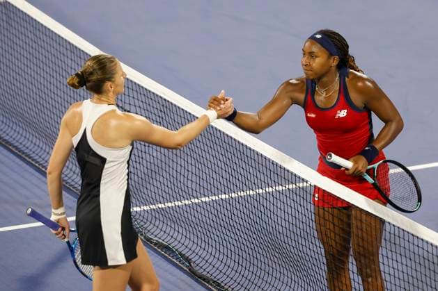 Karolina Pliskova gratuliert der Siegerin Coco Gauff, Dubai Duty Free Tennis Championships, Dubai, U.A.E. Tennis - Dubai Tennis Championships 2024 - WTA, Tennis Damen - Dubai Duty Free Tennis Stadium - Dubai - - United Arab Emirates - 21 February 2024. Copyright: xJuergenxHasenkopfx