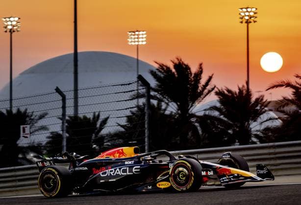 Sport Themen der Woche KW08 Sport Bilder des Tages BAHRAIN - Max Verstappen (Red Bull Racing) in action during the second session of the first day of testing at the Bahrain International Circuit Sakhir prior to the start of the Formula 1 season. ANP REMKO DE WAAL Testing 2024 2025 xVIxANPxSportx xxANPxIVx 491691244 originalFilename: 491691244.jpg