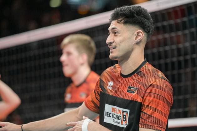 Berlin, Deutschland 21. Januar 2024: CL Volleyball - 1 4 Finale - 2023 2024 - Berlin Recycling Volleys vs. Itas Trentino Im Bild: Nehemiah Mote (BR Volleys) beim warmup Copyright: xFotostandx xReuhlx