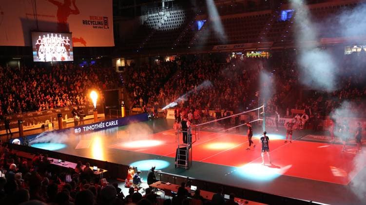 die Max Schmeling Halle in Orange vor dem Spiel Volleyball CEV Champions League Viertelfinale Herren Saison 2023 2024 21.02.2024 BR Volleys Berlin BRV vs. Itas Trentino