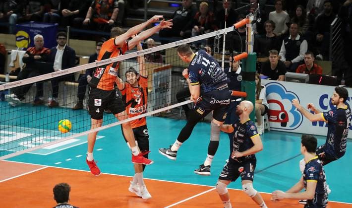 Jan Kozamernik im Angriff, Timo Tammemaa, Timothee Carle Zweikampf Spielszene Aktion Volleyball CEV Champions League Viertelfinale Herren Saison 2023 2024 21.02.2024 BR Volleys Berlin BRV vs. Itas Trentino