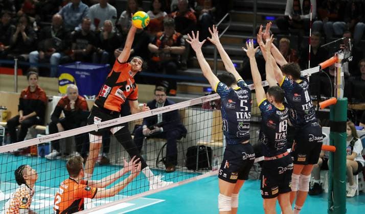 Timothee Carle im Angriff, Alessandro Michieletto, Marko Podrascanin, Kamil Rychlicki Zweikampf Spielszene Aktion Volleyball CEV Champions League Viertelfinale Herren Saison 2023 2024 21.02.2024 BR Volleys Berlin BRV vs. Itas Trentino