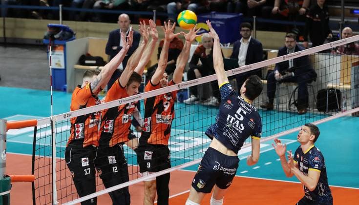 Alessandro Michieletto im Angriff, Marek Sotola, Saso Stalekar, Timothee Carle Zweikampf Spielszene Aktion Volleyball CEV Champions League Viertelfinale Herren Saison 2023 2024 21.02.2024 BR Volleys Berlin BRV vs. Itas Trentino