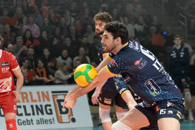 Berlin, Deutschland 21. Januar 2024: CL Volleyball - 1 4 Finale - 2023 2024 - Berlin Recycling Volleys vs. Itas Trentino Im Bild: Daniele Lavia (Itas Trentino) bei der Ballannahme Copyright: xFotostandx xReuhlx