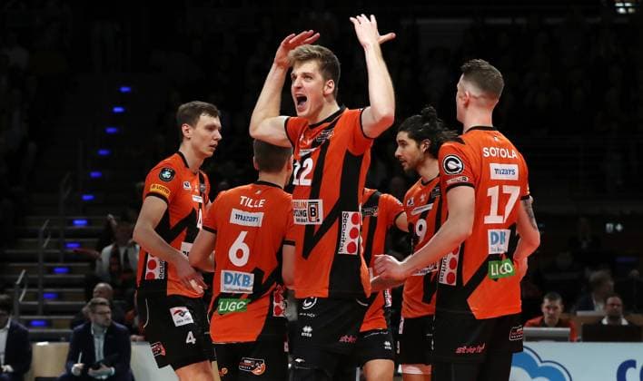 Saso Stalekar pusht die Fans Volleyball CEV Champions League Viertelfinale Herren Saison 2023 2024 21.02.2024 BR Volleys Berlin BRV vs. Itas Trentino