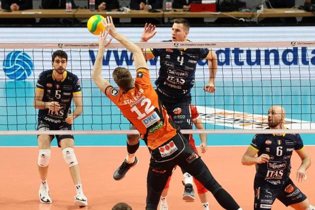 DEU, CEV Champions League Volley 2024, BR Volleys vs. Itas Trentino , 21.02.2024, Max-Schmeling-Halle, Berlin, DEU, CEV Champions League Volley 2024, BR Volleys vs. Itas Trentino , im Bild Saso Stalekar (BR Volleys 12), Jan Kozamernik (Trentino 4) Foto: Juergen Engler nordphoto GmbH