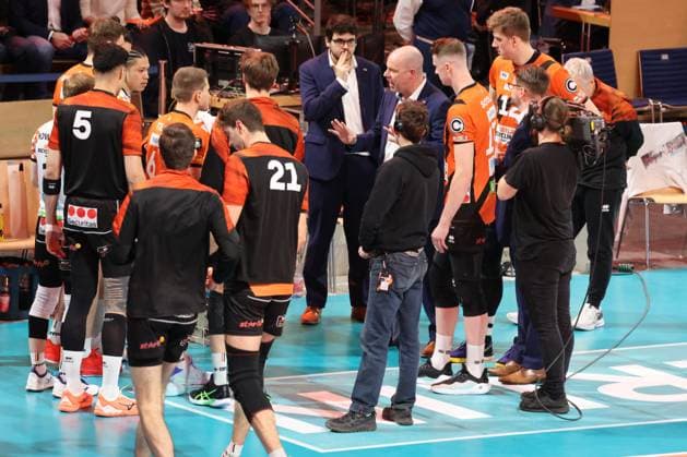 DEU, CEV Champions League Volley 2024, BR Volleys vs. Itas Trentino , 21.02.2024, Max-Schmeling-Halle, Berlin, DEU, CEV Champions League Volley 2024, BR Volleys vs. Itas Trentino im Bild Trainer Joel Banks (BR Volleys), BR Volleys-Spielerkreis Foto: Juergen Engler nordphoto GmbH
