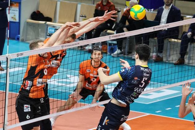 DEU, CEV Champions League Volley 2024, BR Volleys vs. Itas Trentino , 21.02.2024, Max-Schmeling-Halle, Berlin, DEU, CEV Champions League Volley 2024, BR Volleys vs. Itas Trentino , im Bild Johannes Tille (BR Volleys 6), Saso Stalekar (BR Volleys 12), Alessandro Michieletto (Trentino 5) Foto: Juergen Engler nordphoto GmbH