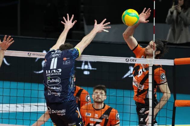DEU, CEV Champions League Volley 2024, BR Volleys vs. Itas Trentino , 21.02.2024, Max-Schmeling-Halle, Berlin, DEU, CEV Champions League Volley 2024, BR Volleys vs. Itas Trentino , im Bild Timothee Carle (BR Volleys 9), Kamil Rychlicki (Trentino 11) Foto: Juergen Engler nordphoto GmbH