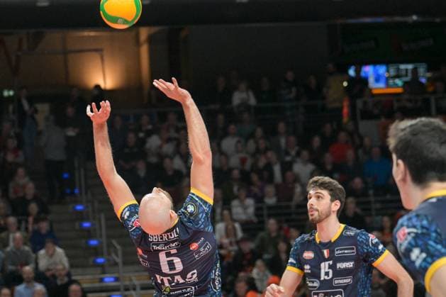 Berlin, Deutschland 21. Januar 2024: CL Volleyball - 1 4 Finale - 2023 2024 - Berlin Recycling Volleys vs. Itas Trentino Im Bild: Riccardo Sbertoli (Itas Trentino) stellt den Ball, re. Daniele Lavia (Itas Trentino) Copyright: xFotostandx xReuhlx