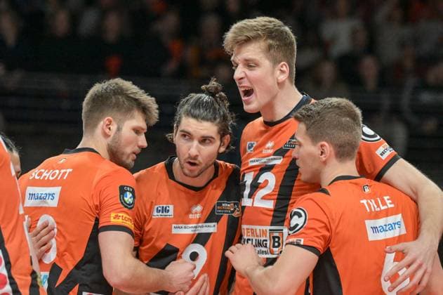 Berlin, Deutschland 21. Januar 2024: CL Volleyball - 1 4 Finale - 2023 2024 - Berlin Recycling Volleys vs. Itas Trentino Im Bild: Nach Punktgewinn: v.li. Ruben Schott (BR Volleys), Timothee Carle (BR Volleys), Saso Stalekar (BR Volleys), Johannes Tille (BR Volleys) Copyright: xFotostandx xReuhlx