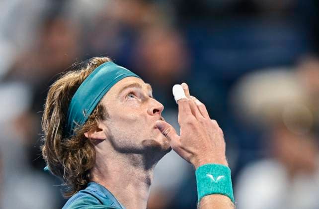 Sport Bilder des Tages ATP, Tennis Herren Qatar Exxonmobil Open Tennis Tournament 2024 Andrey Rublev is celebrating his victory in the round of 16 singles match against Richard Gasquet of France at the ATP Qatar ExxonMobil Open tennis tournament at the Khalifa International Tennis Complex in Doha, Qatar, on February 21, 2024. DOHA Qatar  Copyright: xNoushadxThekkayilx originalFilename:varittyakkal-atpqatar240221_nptT5.jpg