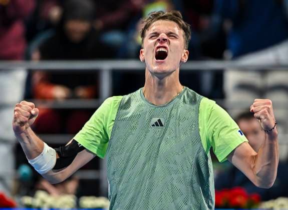 Sport Themen der Woche KW08 Sport Bilder des Tages ATP, Tennis Herren Qatar Exxonmobil Open Tennis Tournament 2024 Jake Mensik of the Czech Republic is celebrating his victory in the round of 16 singles match against Andy Murray of Great Britain at the ATP Qatar ExxonMobil Open tennis tournament at the Khalifa International Tennis Complex in Doha, Qatar, on February 21, 2024. DOHA Qatar  Copyright: xNoushadxThekkayilx originalFilename:varittyakkal-atpqatar240221_npQlM.jpg