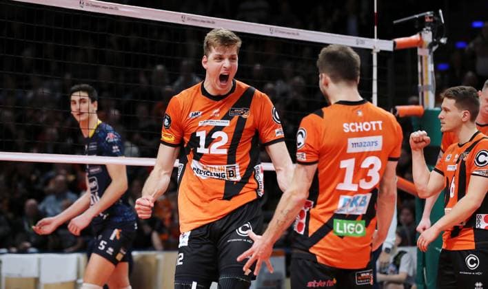 Saso Stalekar jubelt mit Ruben Schott nach Punktgewinn Freude Emotion Jubel Volleyball CEV Champions League Viertelfinale Herren Saison 2023 2024 21.02.2024 BR Volleys Berlin BRV vs. Itas Trentino