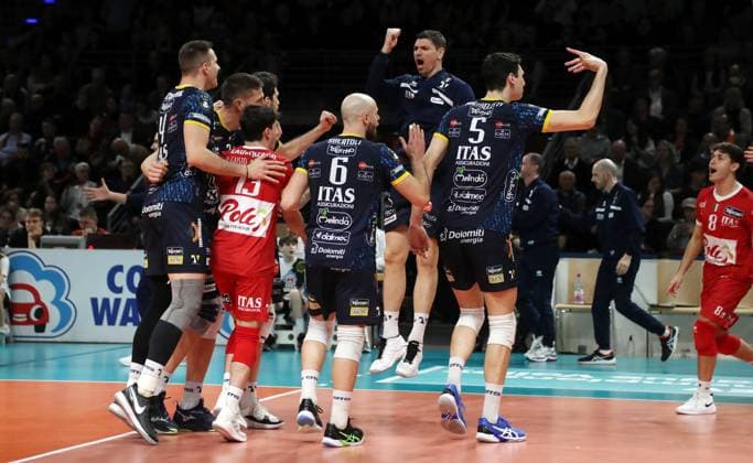 Trentino Mannschaft feiert 3:0 Sieg Schlußjubel Freude Emotion Jubel Volleyball CEV Champions League Viertelfinale Herren Saison 2023 2024 21.02.2024 BR Volleys Berlin BRV vs. Itas Trentino