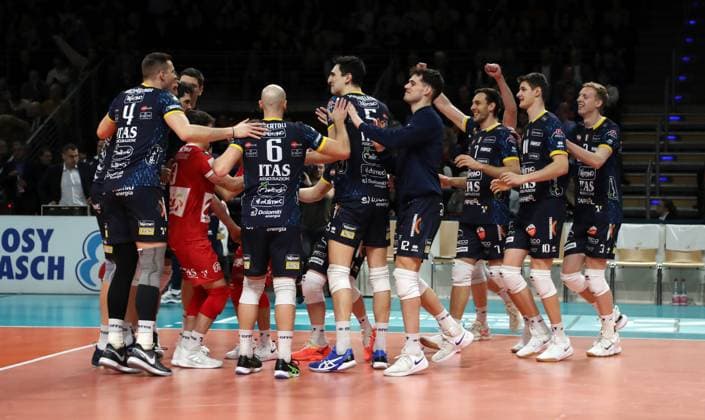 Trentino Mannschaft feiert 3:0 Sieg Schlußjubel Freude Emotion Jubel Volleyball CEV Champions League Viertelfinale Herren Saison 2023 2024 21.02.2024 BR Volleys Berlin BRV vs. Itas Trentino