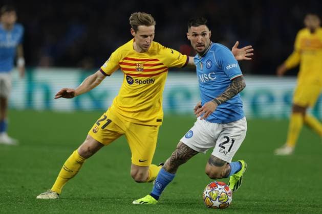 Champions League match SSC Napoli vs Barcellona Barcellona s Dutch midfielder Frenkie de Jong challenges for the ball with SSC Napoli s Italian forward Matteo Politano during the UEFA Champions League round 16 match between SSC Napoli vs Barcellona at the Diego Armando Maradona Stadium in Naples, southern Italy, on February 21, 2024. ABPH1543 Copyright: xAntonioxBalascox